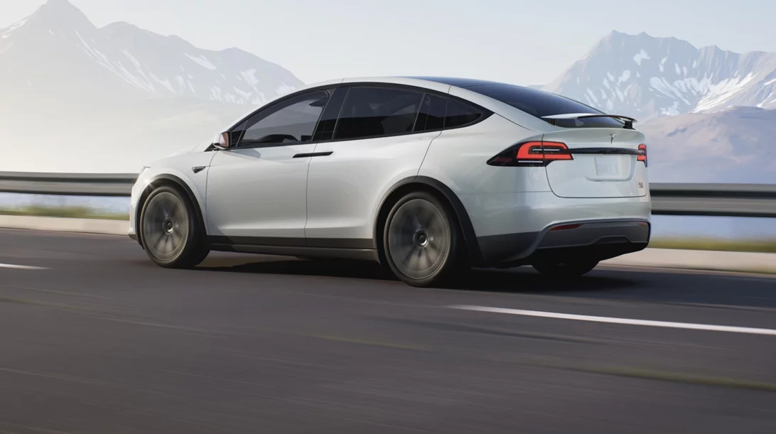 O Elon Musk ανακοινώνει φθηνό Tesla και αναμένεται χαμός