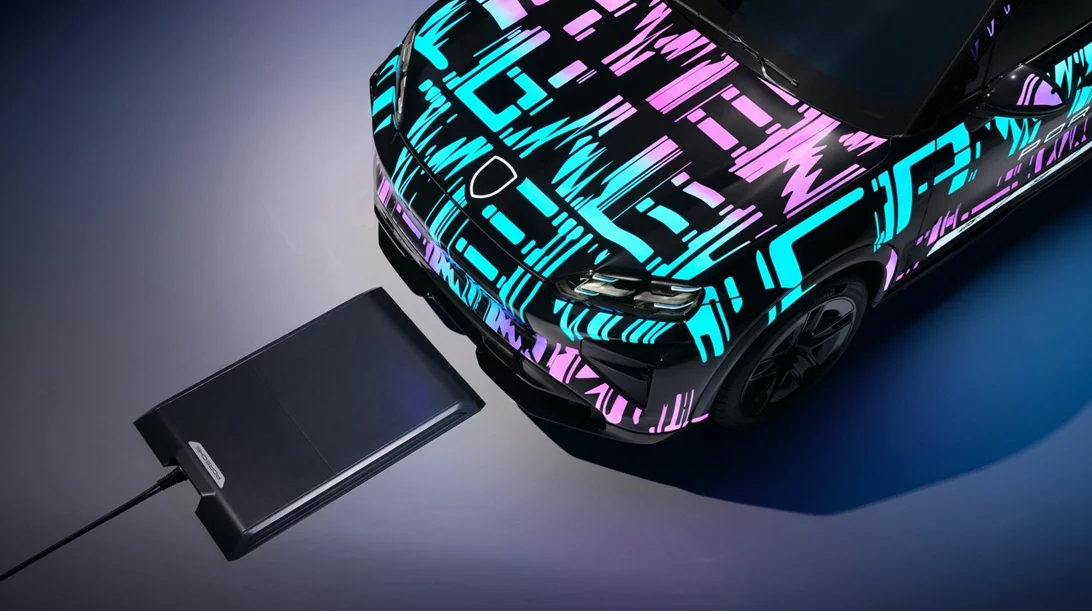 Η ηλεκτρική Porsche Cayenne καταργεί τα καλώδια φόρτισης (video)