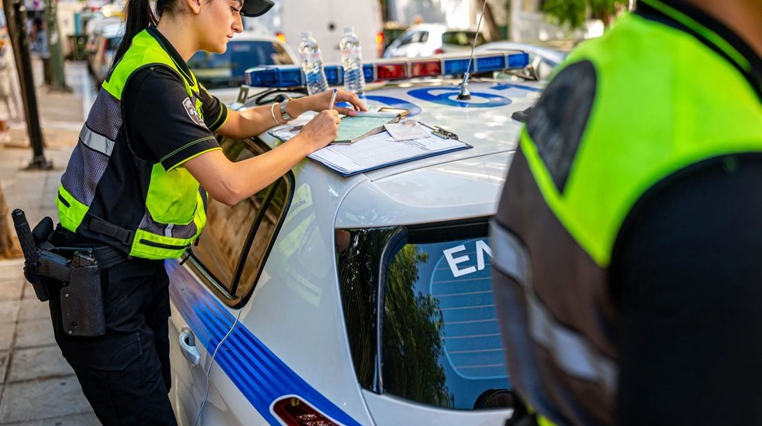 Ψηφίστηκε ο νέος ΚΟΚ: Δείτε όλες τις αλλαγές και τα νέα πρόστιμα