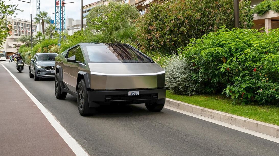 Ο Αλβέρτος του Μονακό πήρε το πρώτο Tesla Cybertruck στην Ευρώπη (εικόνες)