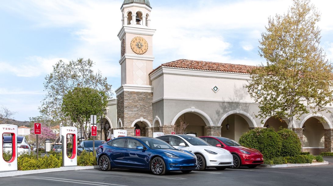 Video: ατελείωτη ουρά ηλεκτρικών αυτοκινήτων για φόρτιση