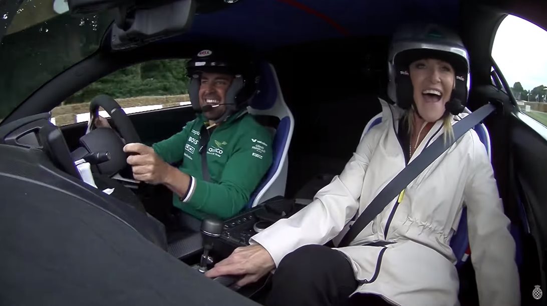 Ο Fernando Alonso οδηγεί την Aston Martin Valiant στο Goodwood (video)