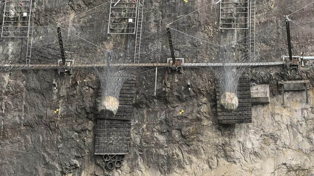 Κατολίσθηση σε αυτοκινητόδρομο-δείτε εντυπωσιακά video από τις δοκιμές