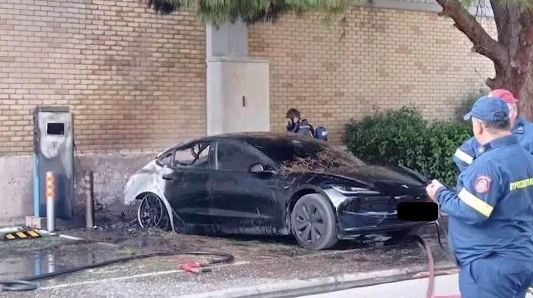 Ανατροπή με την φωτιά σε Tesla στην Αγία Παρασκευή