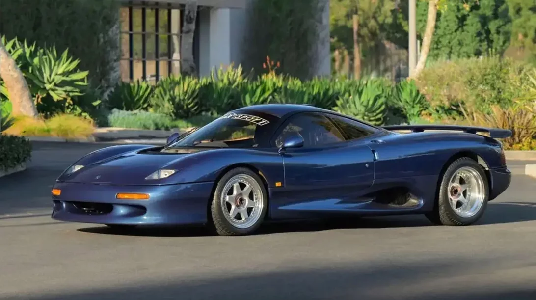 Μία από τις μόλις 27 Jaguar XJR-15 βγαίνει προς πώληση