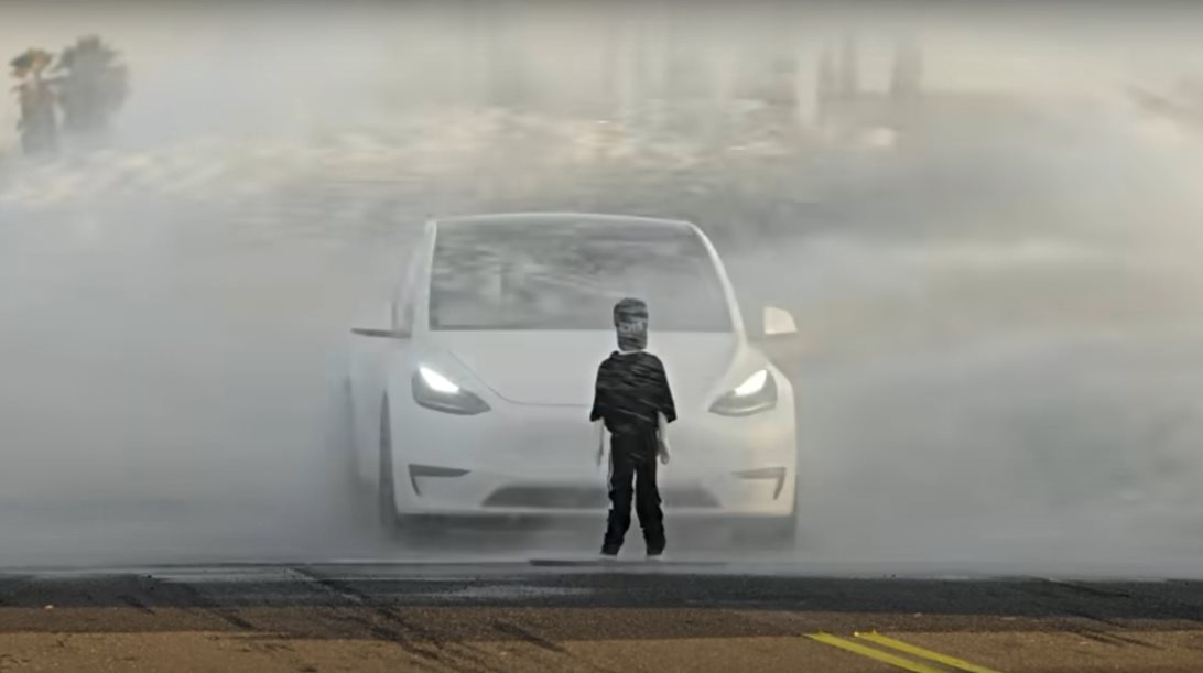 Μπορεί το Autopilot της Tesla να αναγνωρίσει έναν ψεύτικο δρόμο; (video)