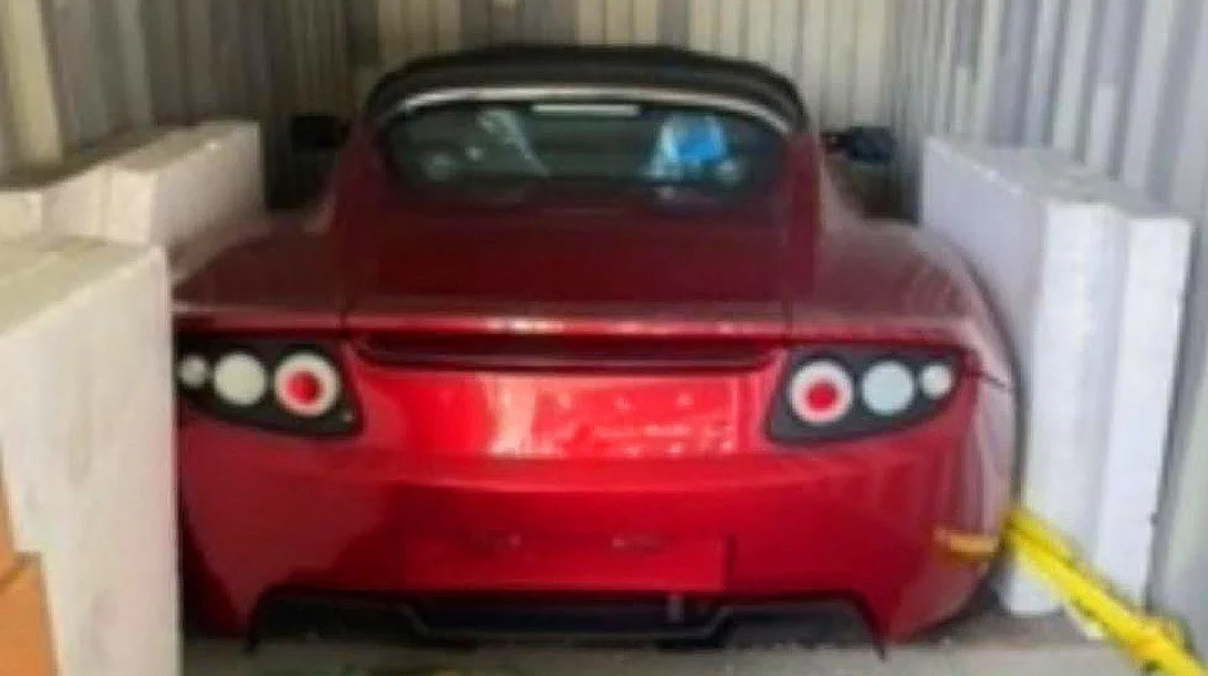 Προσφορά εκατομμυρίων για τα τρία άθικτα Tesla Roadster που βρέθηκαν σε κοντέινερ