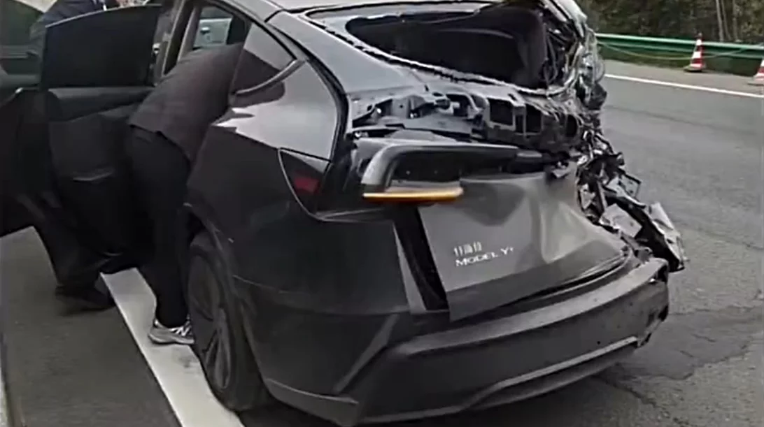 Τρομακτική σύγκρουση φορτηγού με το νέο Tesla Model Y (video)