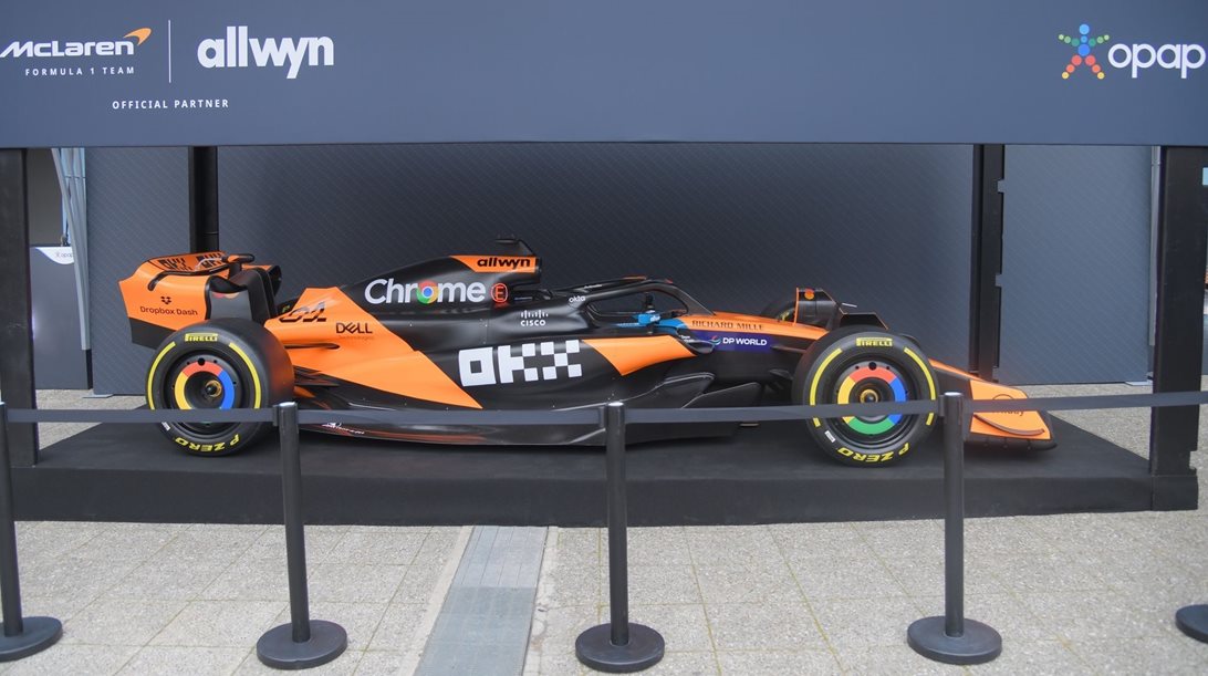 Μονοθέσιο της McLaren κάνει pit stop για πρώτη φορά στην OPAP Arena και στο Σύνταγμα