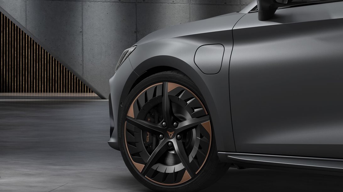 To Cupra Leon, η "παράδοση" και η νοσταλγία