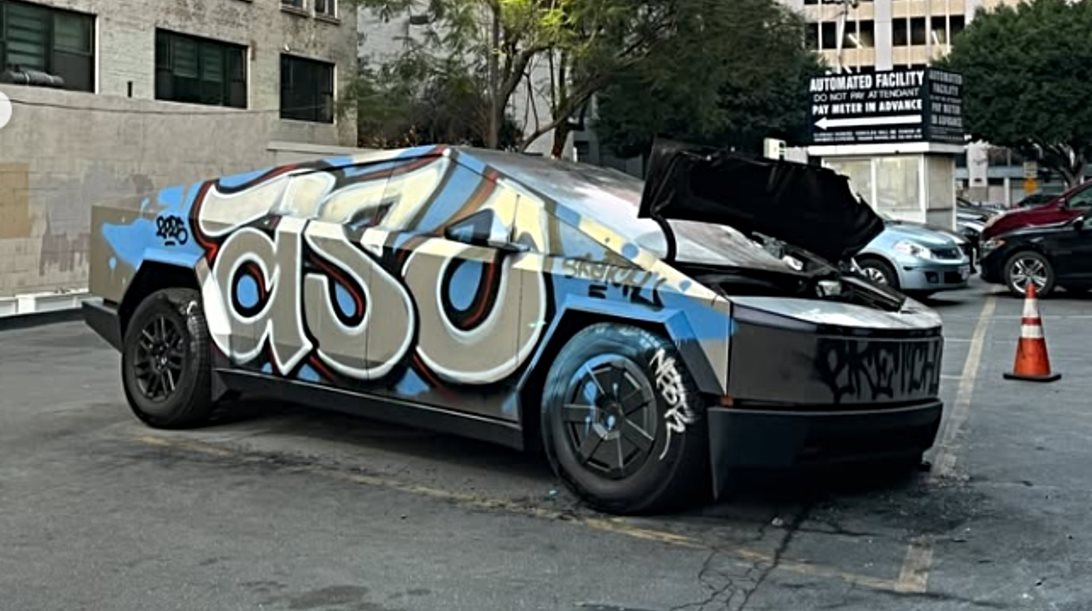Παρατημένο Cybertruck καλύφθηκε με γκράφιτι (video)