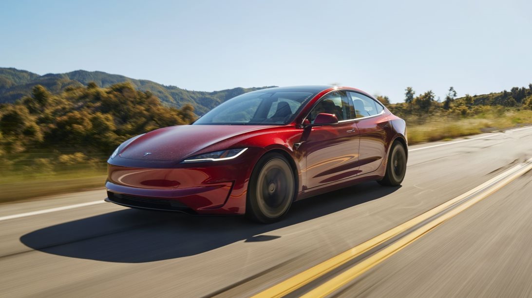 Video: Οδηγούμε το εξωφρενικά γρήγορο Tesla Model 3 Performance
