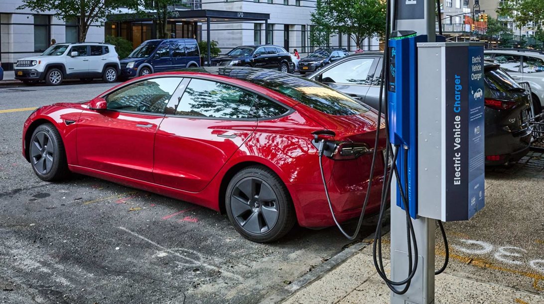 Για ποιο λόγο αλλάζει η Γερμανία πλάνο για τους δημόσιους φορτιστές;