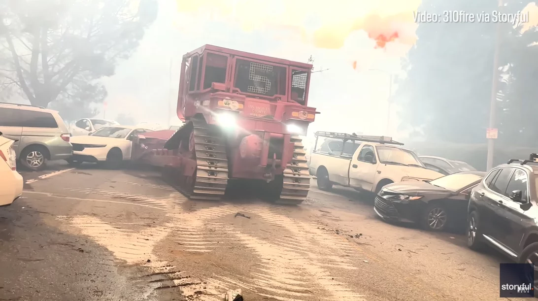 Φωτιές στο Λος Άντζελες: Αδειάζουν τους δρόμους από παρατημένα αυτοκίνητα με μπουλντόζες (video)