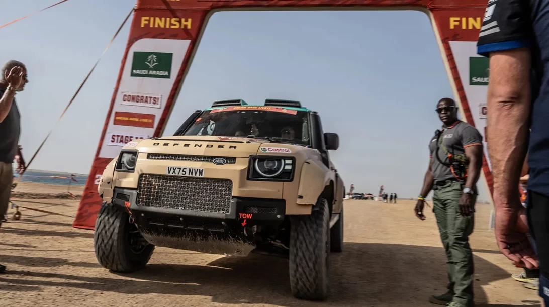 Κυριαρχία της Defender στην παρθενική της εμφάνιση στο Ράλι Ντακάρ