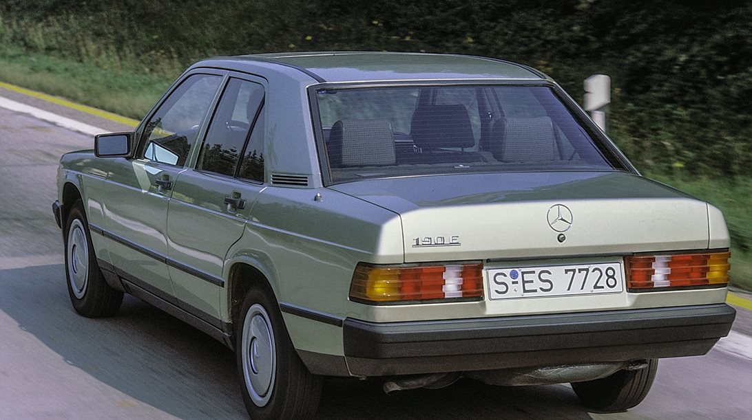 Πώς είναι να ζεις με μια κλασική Mercedes-Benz 190E: Ένα κορίτσι της Gen Z εξηγεί