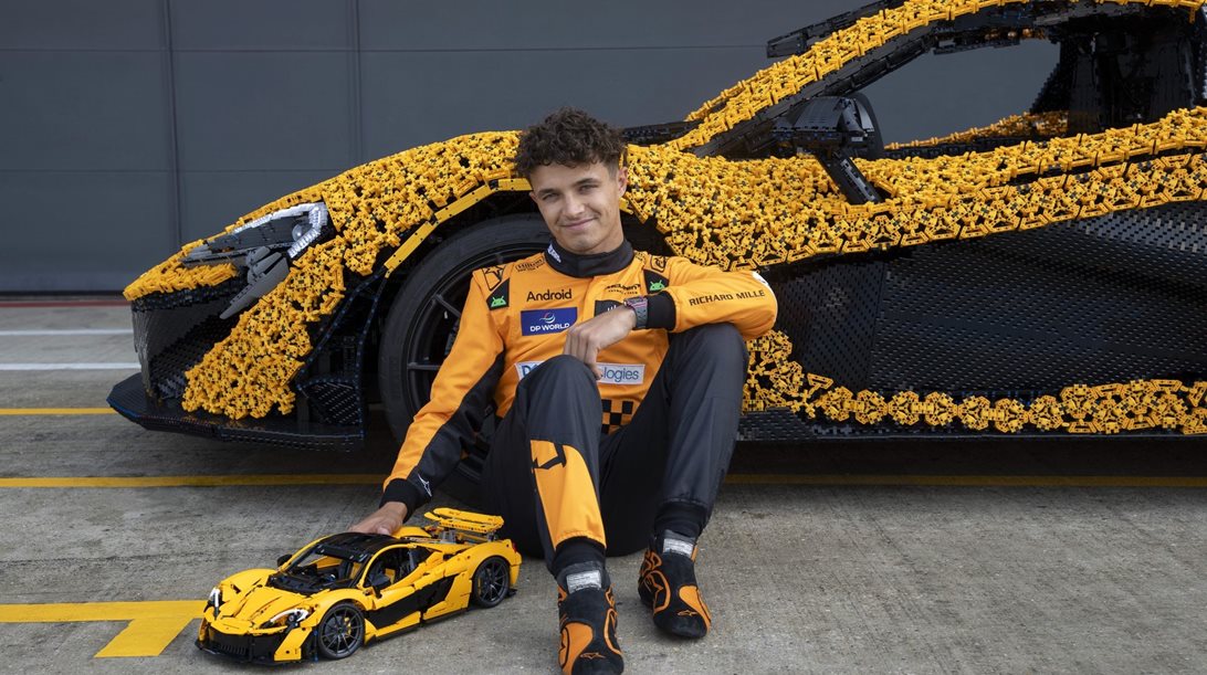 Ο Lando Norris οδηγεί μια McLaren P1 φτιαγμένη από Lego