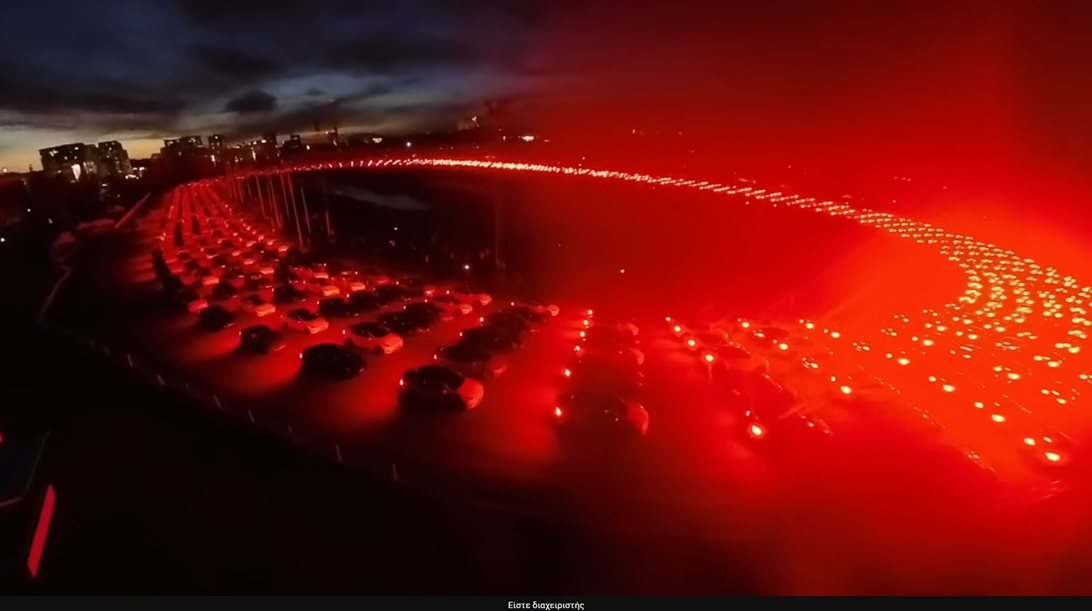 Απολαύστε το μεγαλύτερο Tesla Light Show που έγινε ποτέ (video)