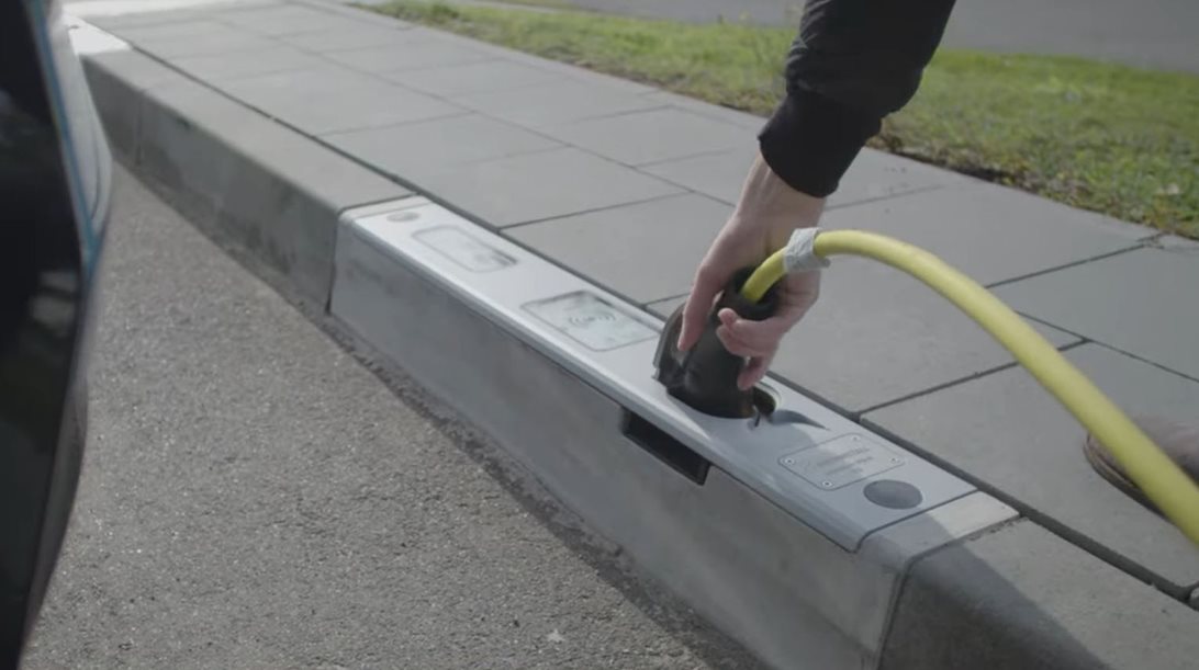 Φορτιστές σε κάθε πεζοδρόμιο-Δείτε πώς θα είναι ένας κόσμος με ηλεκτρικά αυτοκίνητα