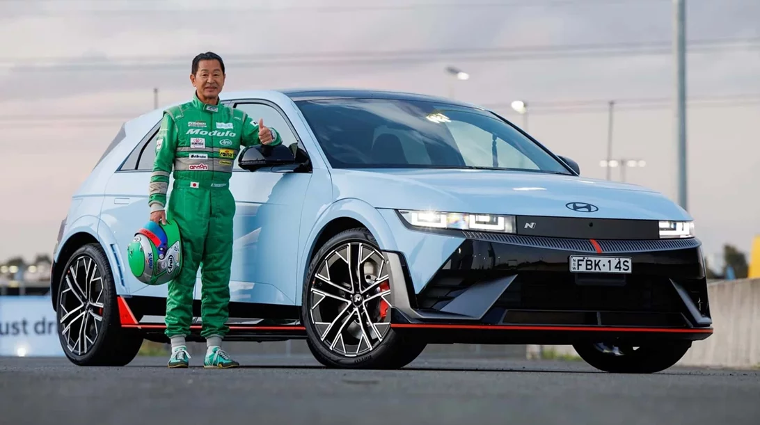 Video: Ο βασιλιάς του drift οδηγεί το Ioniq 5 N στην πίστα και κάνει διάγνωση