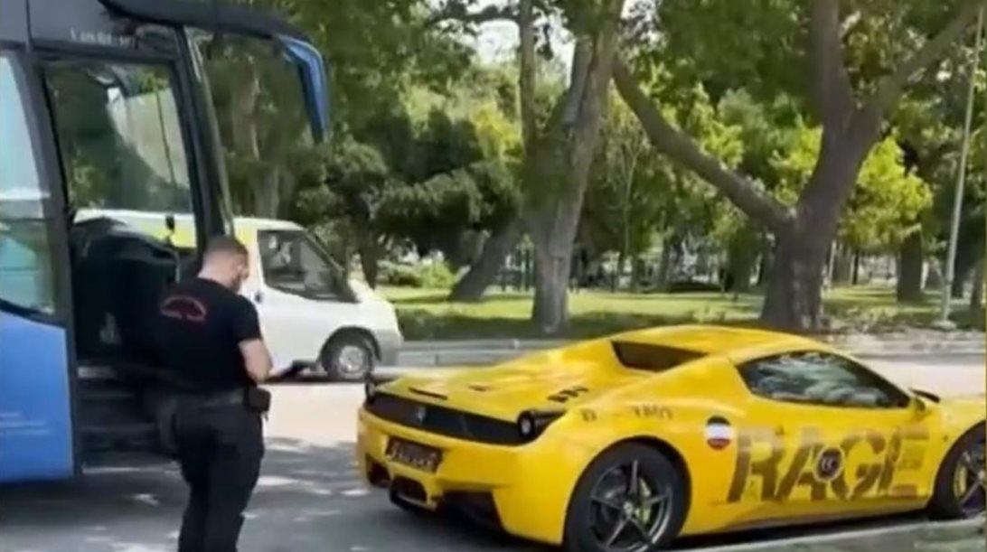 Θεσσαλονίκη: H δημοτική αστυνομία αφαιρεί πινακίδες από Ferrari (video)