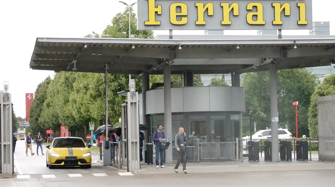 Η παρουσία κινέζικου hypercar στο Μαρανέλο πυροδοτεί σενάρια για την ηλεκτρική Ferrari