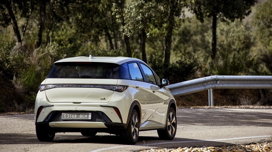 Μεγάλη φίρμα ανακαλεί δεκάδες χιλιάδες ηλεκτρικά αυτοκίνητα λόγω κινδύνου πυρκαγιάς