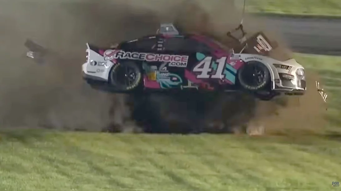 Video: Τρομακτικό ατύχημα σε αγώνα NASCAR