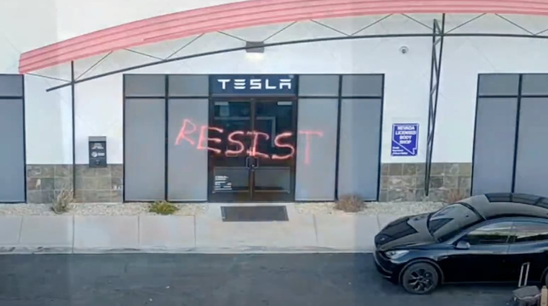 Οι βανδαλισμοί κατά των Tesla είναι κανονική τρομοκρατία