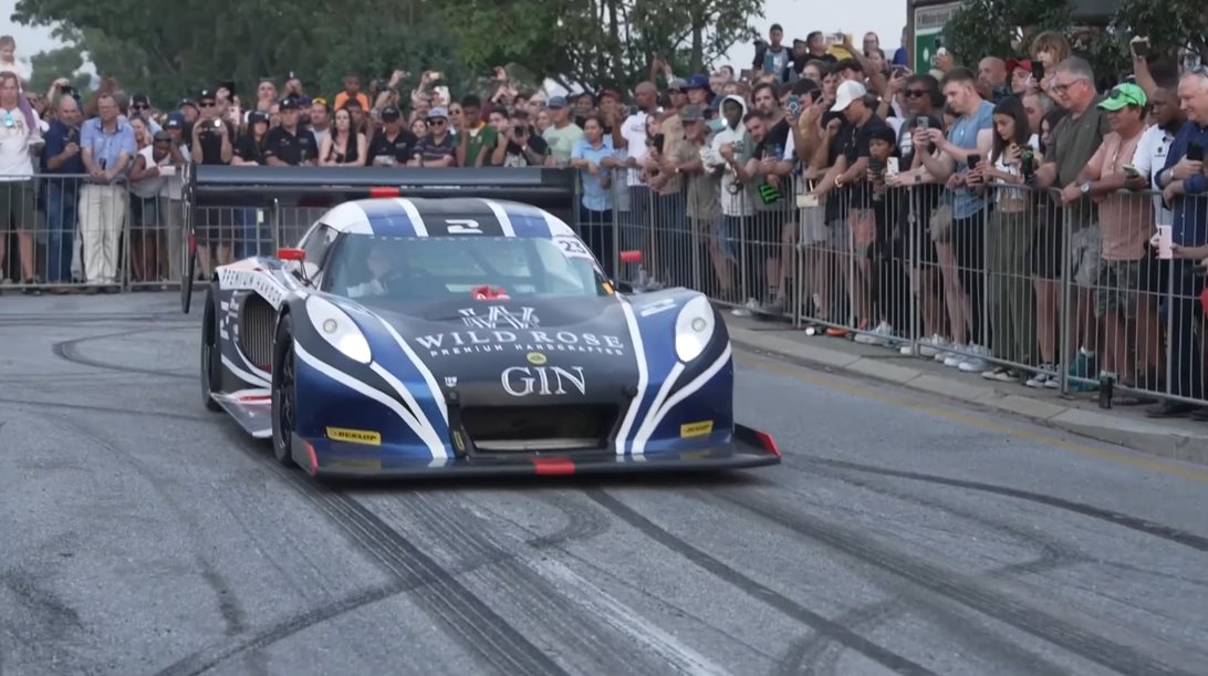 Άκουσε το "ουρλιαχτό" μιας Lotus 925 ίππων με κινητήρα Ferrari (video)