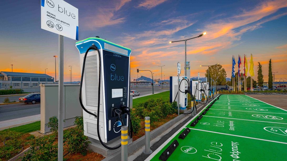 ΔΕΗ blue: Πόσα σημεία φόρτισης ηλεκτρικών έχει μετά από 4 χρόνια