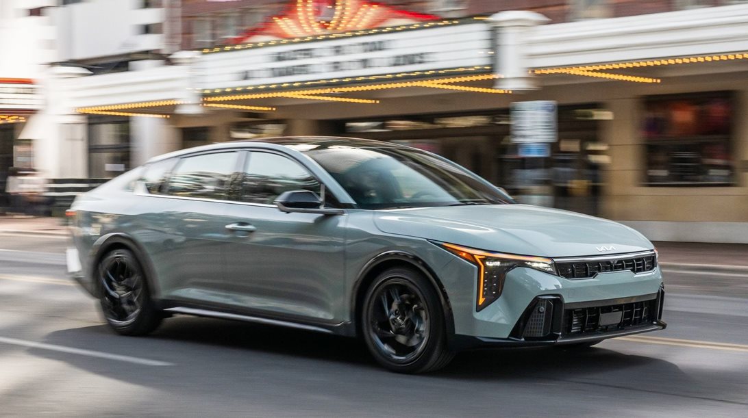 Αυτό είναι το νέο sedan της Kia, λέγεται K4 και αναπτύχθηκε στην Ευρώπη