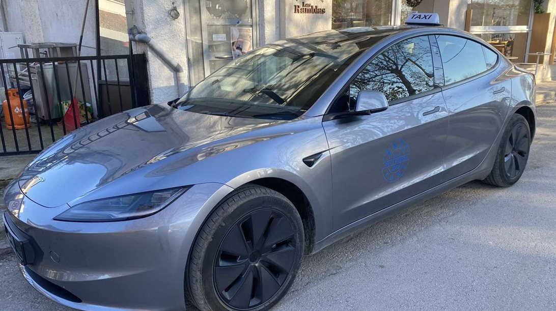 Ταξί Tesla κυκλοφορεί στη Λάρισα και κάνει θραύση