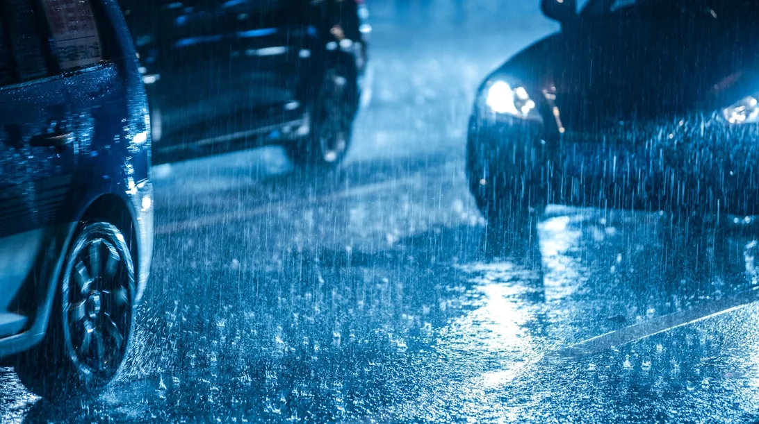 Βροχή και οδήγηση: Τι πρέπει να προσέξεις-ποια σημεια του δρόμου κρύβουν παγίδες
