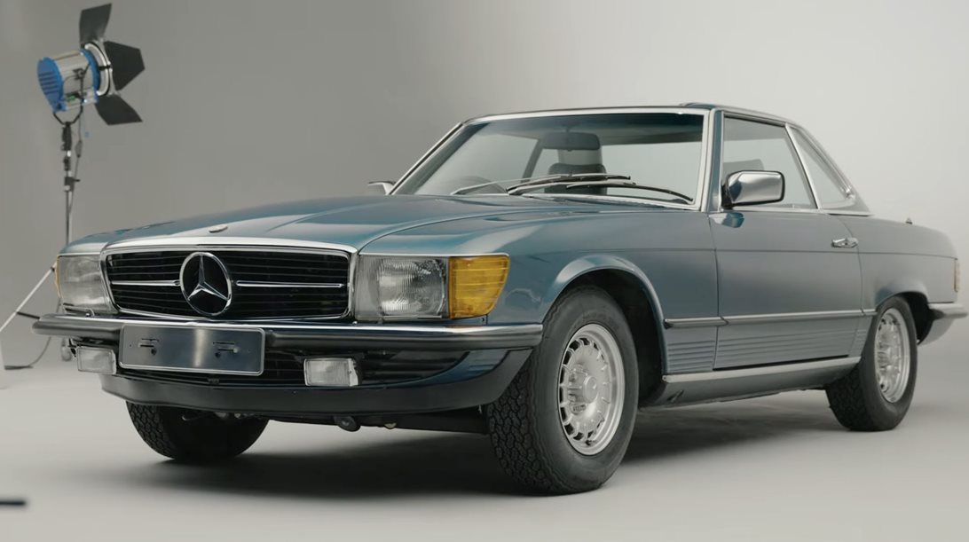 Στα 92 του πούλησε τη Mercedes 500SL που είχε ανέγγιχτη για 40 χρόνια (video)