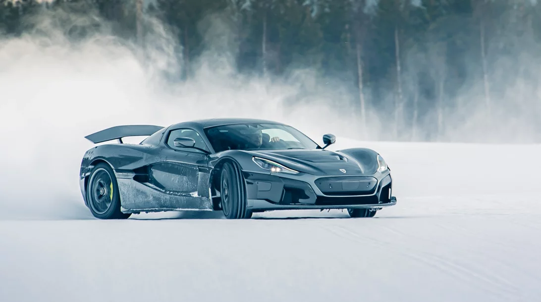 Το Rimac Nevera των 1.914 ίππων ντριφτάρει στο χιόνι