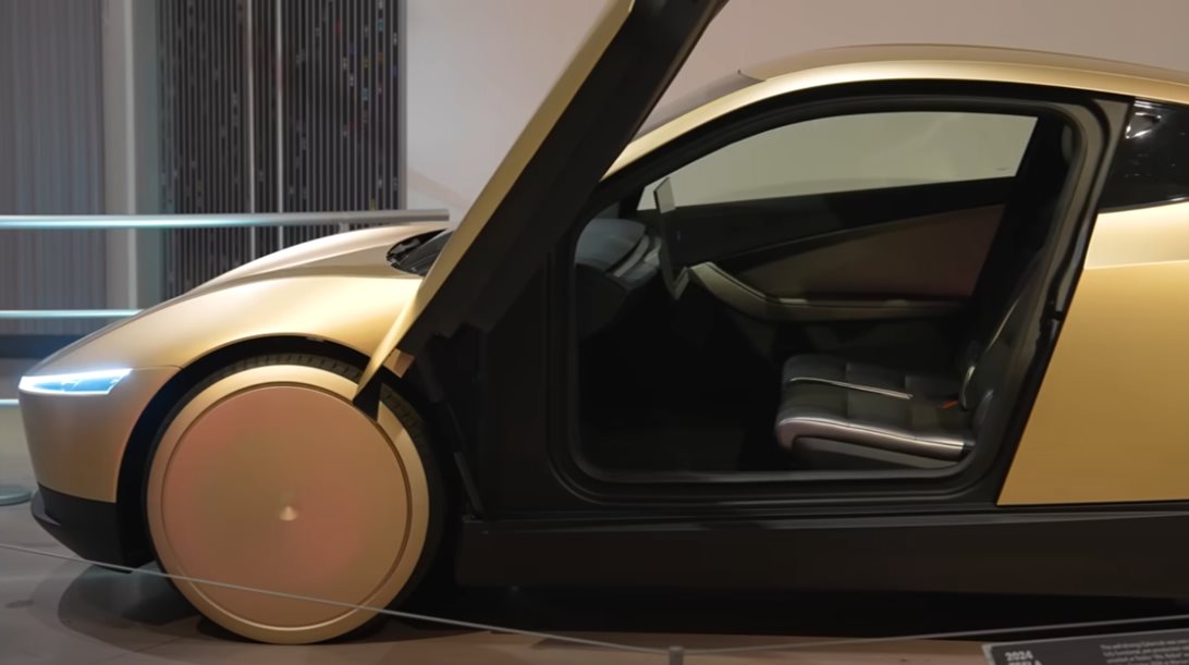 Ξενάγηση στο αυτόνομο Cybercab από τον επικεφαλής σχεδιαστή της Tesla