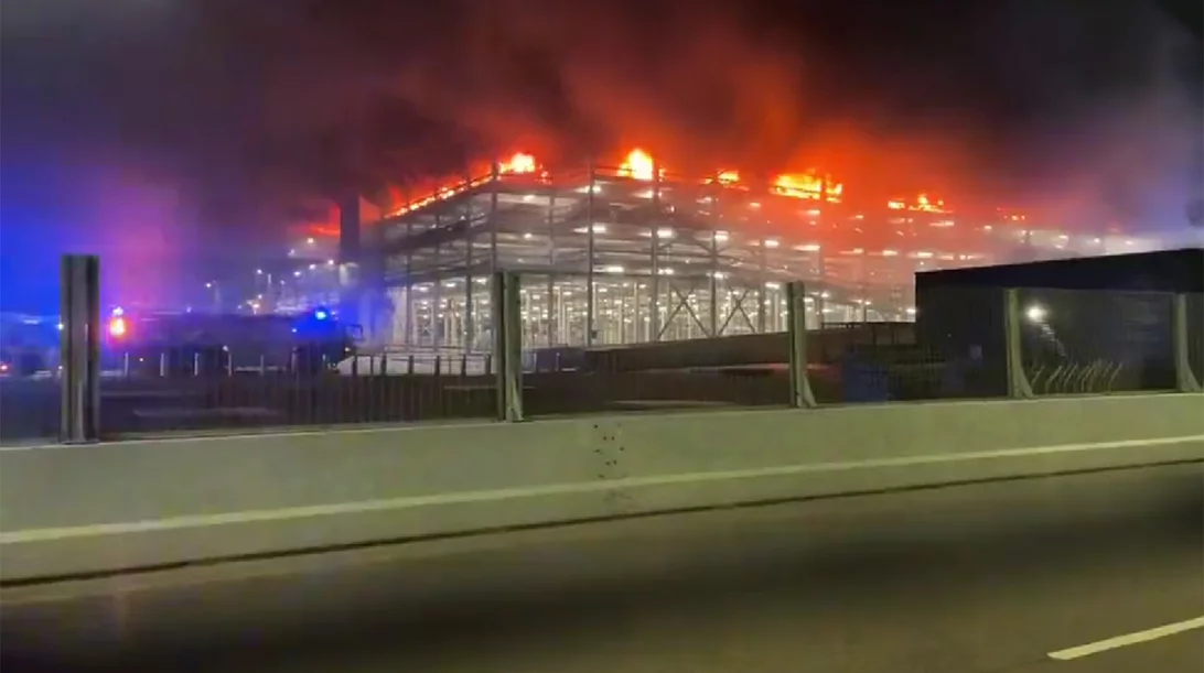 Έκλεισε το αεροδρόμιο του Λούτον από πυρκαγιά που ξέσπασε σε αυτοκίνητο