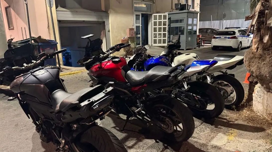 Καταδίωξη με μοτοσυκλέτες στην Βαρυμπόμπη-κόντρες και συλλήψεις