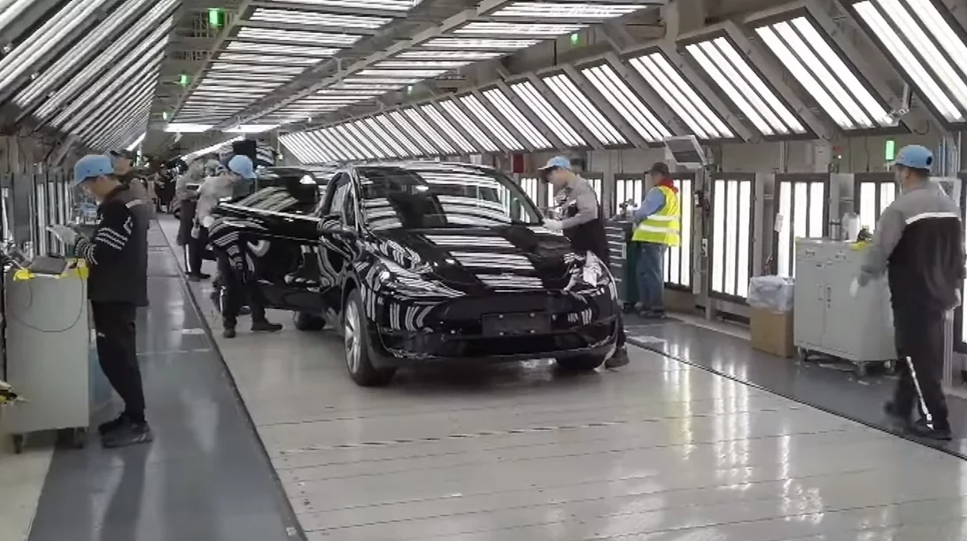 Κάτι συμβαίνει με την Tesla και απολύει εργαζομένους