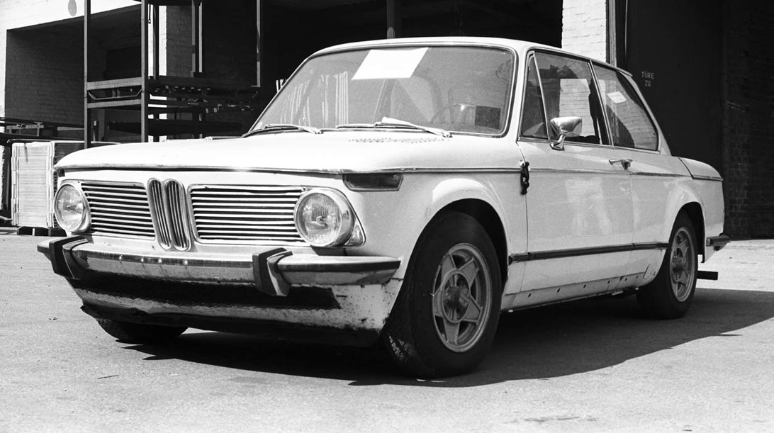 Η ιστορία της BMW 2002 που χρησιμοποιήθηκε ως καμουφλάζ της Porsche 924