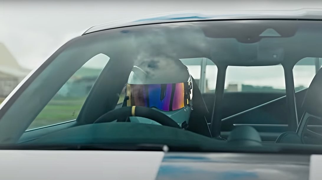 Ο Stig οδηγεί την Porsche 911 GT3 RS στην πίστα του Top Gear (video)