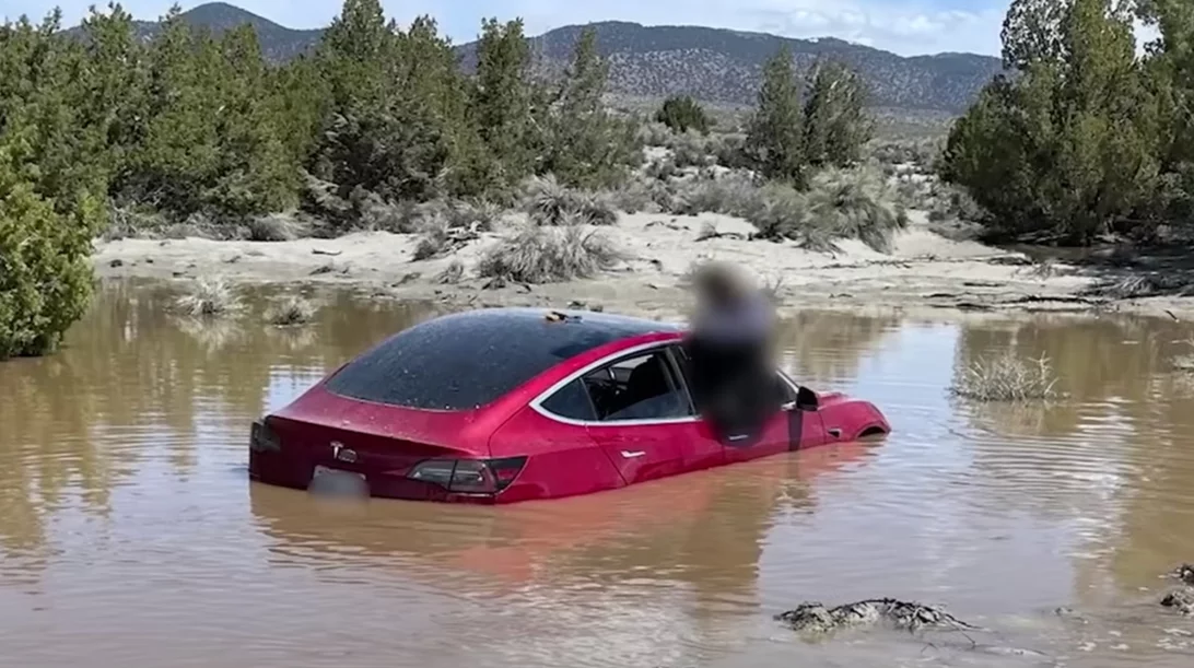 Αυτόνομο Tesla Model 3 έπεσε σε λίμνη-Ποιος φταίει