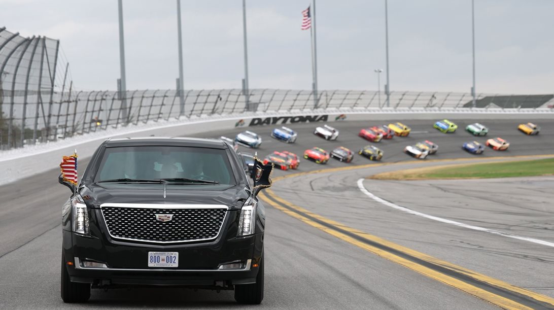 Ο Τραμπ μπήκε στην πίστα της Daytona με την προεδρική λιμουζίνα