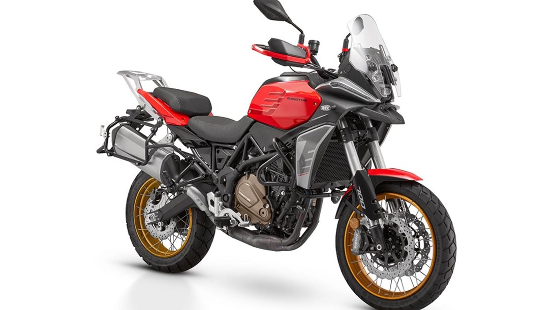 Στην Ελλάδα η νέα μοτοσικλέτα QJMOTOR SRT 700 SX για ταξίδια με δόσεις περιπέτειας