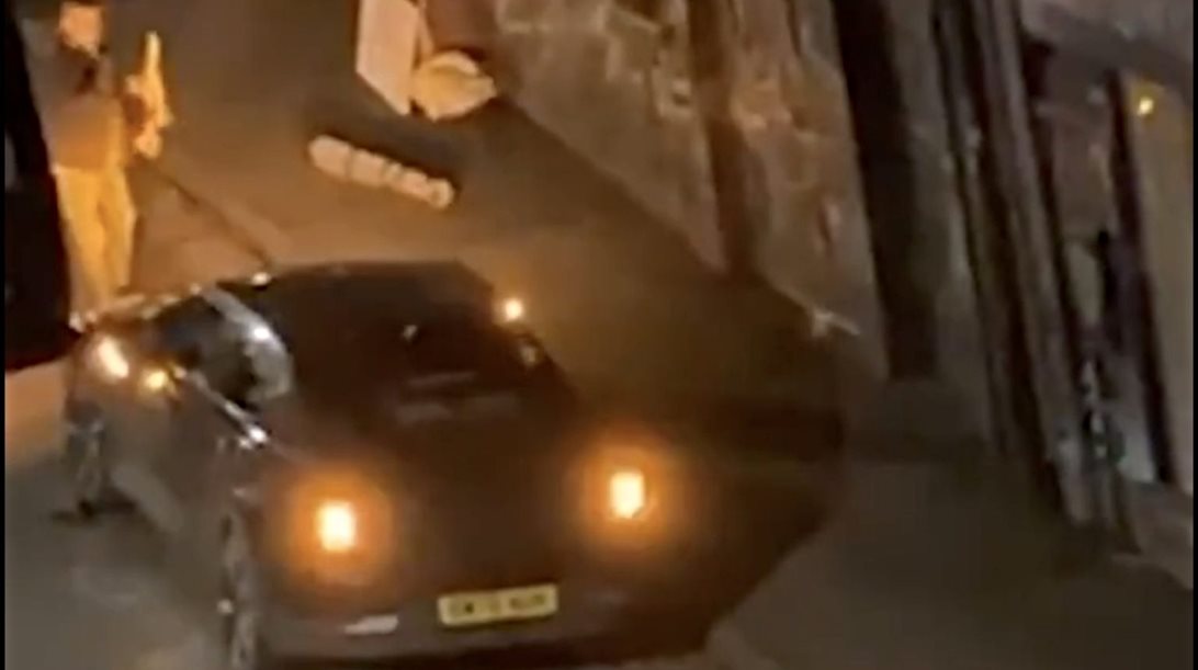 Διαδηλωτής με στόχο τον Musk μπέρδεψε Polestar με Tesla (video)