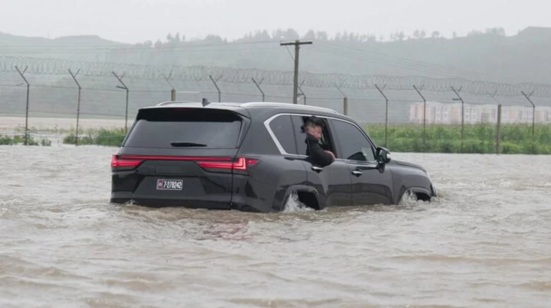 Βόρεια Κορέα: Με πολυτελές SUV ο δικτάτορας Kim Jong Un πήγε στις πλημμύρες