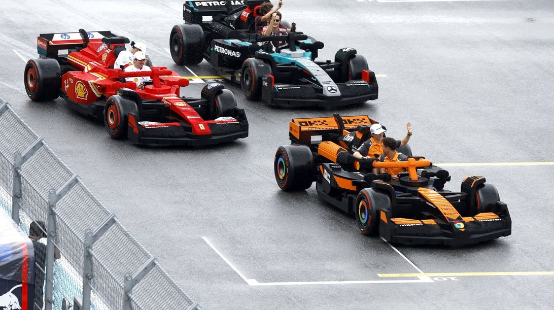 F1: Η LEGO έφτιαξε 10 αληθινά αυτοκίνητα από τουβλάκια στο Μαϊάμι (video)