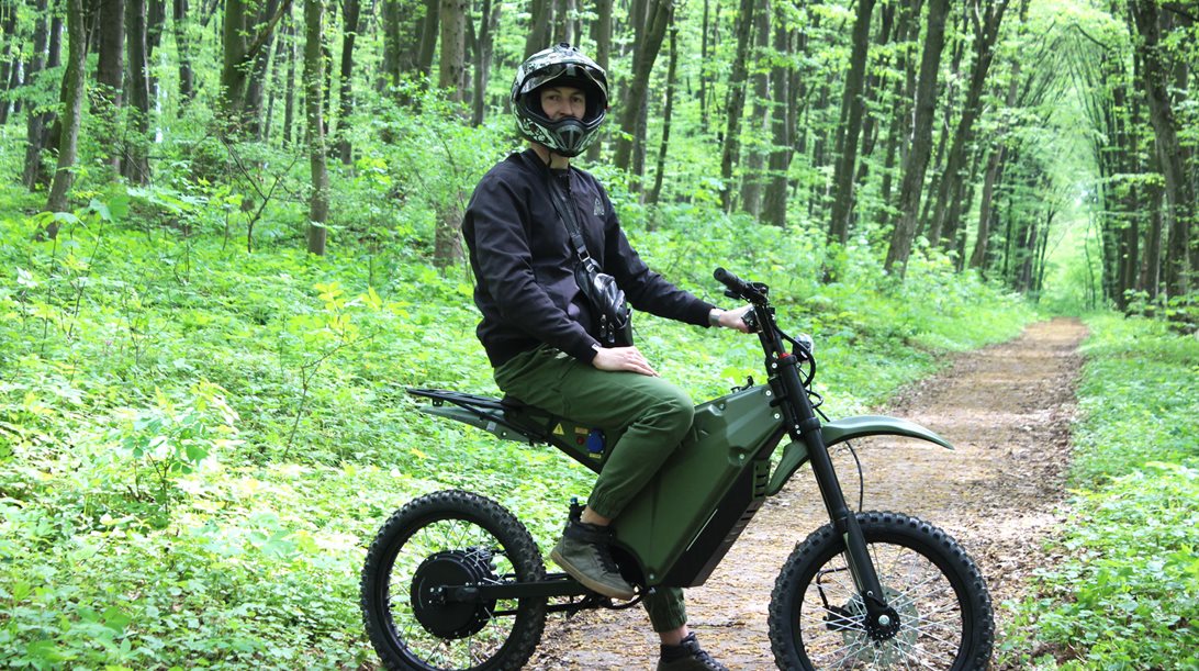 Ουκρανία: Με ηλεκτρικά σκούτερ οι ελεύθεροι σκοπευτές