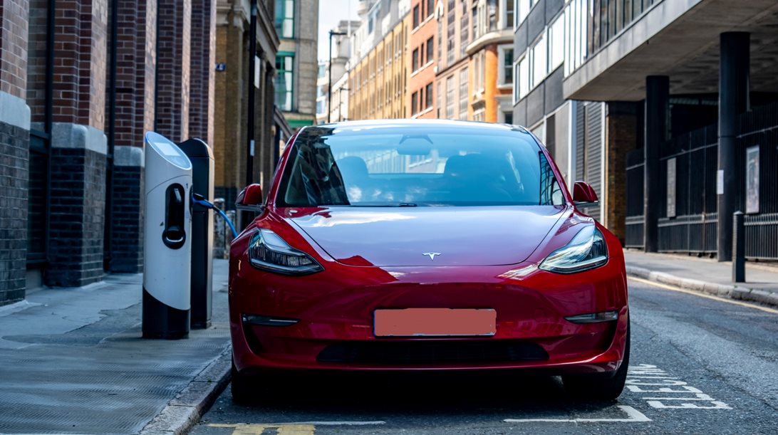 Ένας χρόνος με Tesla Model 3 χωρίς φορτιστή στο σπίτι